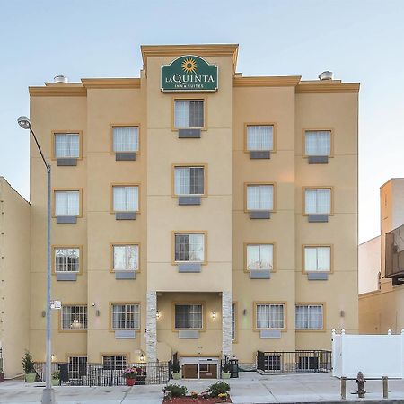 Отель La Quinta By Wyndham Brooklyn East Нью-Йорк Экстерьер фото