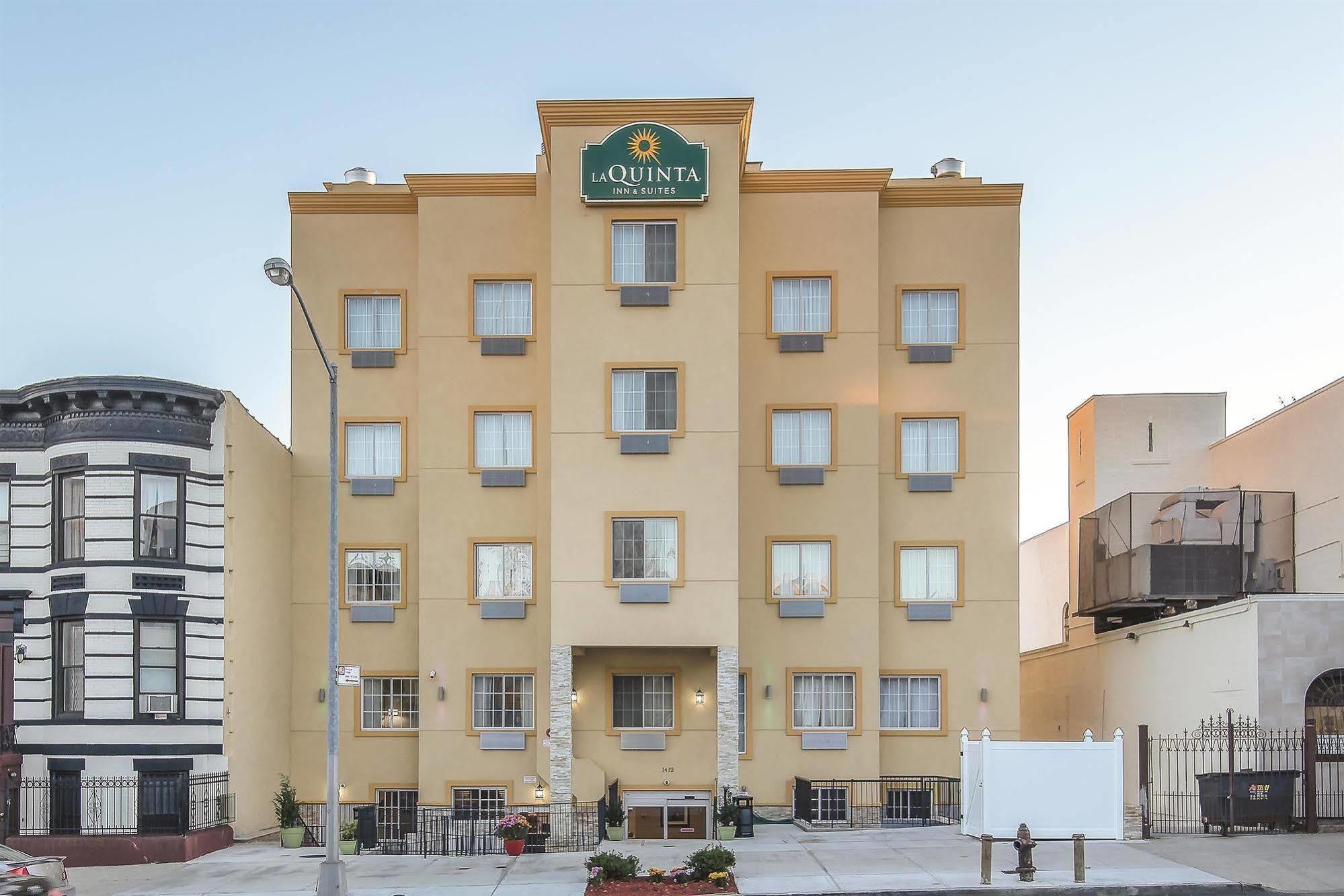 Отель La Quinta By Wyndham Brooklyn East Нью-Йорк Экстерьер фото